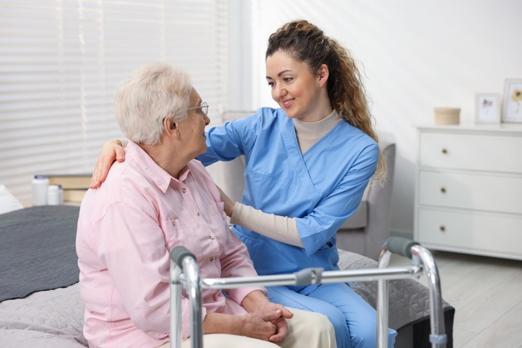 Operatore sanitario al fianco di un'anziana, immagine utilizzata per articolo per i corsi di formazione professionali per Oss e Asa