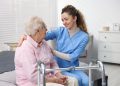 Operatore sanitario al fianco di un'anziana, immagine utilizzata per articolo per i corsi di formazione professionali per Oss e Asa
