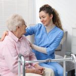 Operatore sanitario al fianco di un'anziana, immagine utilizzata per articolo per i corsi di formazione professionali per Oss e Asa