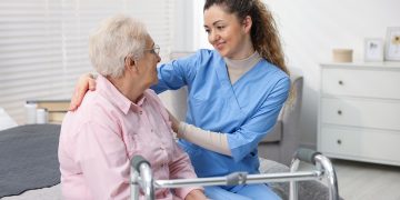 Operatore sanitario al fianco di un'anziana, immagine utilizzata per articolo per i corsi di formazione professionali per Oss e Asa