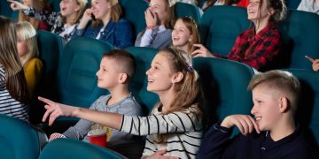 Gli studenti lombardi di tutte le età, dall'infanzia alle superiori, gratis al cinema e a teatro grazie a 'Schermi e palchi di classe' progetti dei Regione Lombardia coordinati dall'assessore alla Cultura Francesca Caruso.