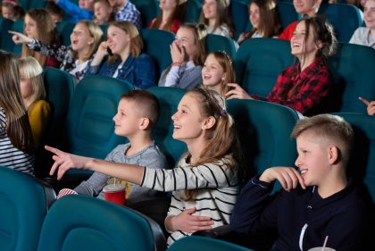 Gli studenti lombardi di tutte le età, dall'infanzia alle superiori, gratis al cinema e a teatro grazie a 'Schermi e palchi di classe' progetti dei Regione Lombardia coordinati dall'assessore alla Cultura Francesca Caruso.
