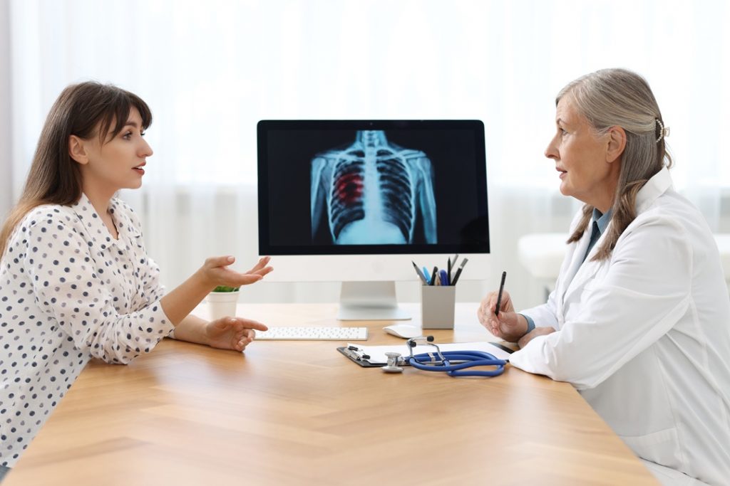 Lo screening del tumore al polmone sarà gratuito in Regione Lombardia: in foto la visita e la discussione tra medico e paziente sulla Tac