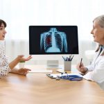 Lo screening del tumore al polmone sarà gratuito in Regione Lombardia: in foto la visita e la discussione tra medico e paziente sulla Tac