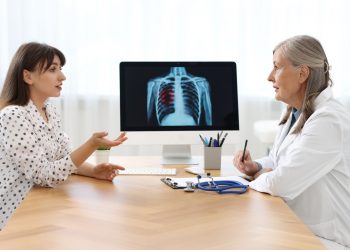 Lo screening del tumore al polmone sarà gratuito in Regione Lombardia: in foto la visita e la discussione tra medico e paziente sulla Tac