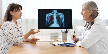 Lo screening del tumore al polmone sarà gratuito in Regione Lombardia: in foto la visita e la discussione tra medico e paziente sulla Tac