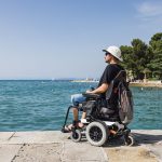 Nella foto un turista disabile: presentata a Sondrio app STAI per il turismo accessibile
