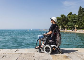 Nella foto un turista disabile: presentata a Sondrio app STAI per il turismo accessibile
