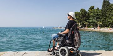 Nella foto un turista disabile: presentata a Sondrio app STAI per il turismo accessibile
