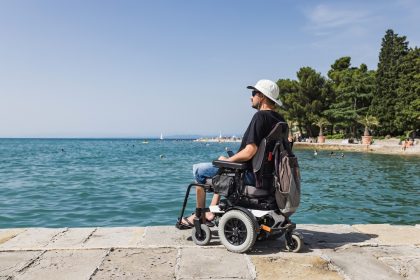 Nella foto un turista disabile: presentata a Sondrio app STAI per il turismo accessibile