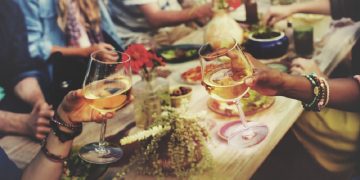 A Lonato del Garda tornano 'Le Notti del Vino', due serate tra degustazioni, cultura, e musica presso la Rocca viscontea