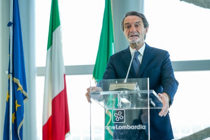 foto generica del presidente Fontana che commenta la situazione dell'incendio sul Monte Goi