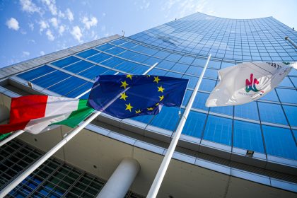 Le bandiere a mezz'asta a Palazzo Lombardia nel giorno del funerale di don Mazzi