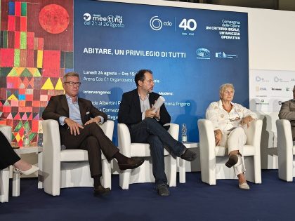 Al Meeting di Rimini 2026 il panel 'Abitare, privilegio di tutti', sulla rigenerazione urbana e città attrattive e accessibili per tutti con l'assessore al Territorio e Sistemi verdi di Regione Lombardia Gianluca Comazzi, al centro della foto.