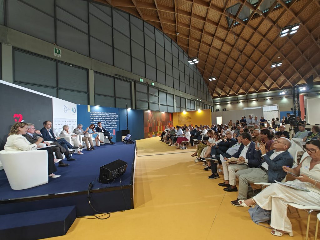 Al Meeting di Rimini 2026 il panel 'Abitare, privilegio di tutti', sulla rigenerazione urbana e città attrattive e accessibili per tutti con l'intervento dell'assessore al Territorio e Sistemi verdi di Regione Lombardia Gianluca Comazzi.