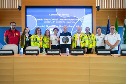 In foto l’assessore regionale al Welfare Guido Bertolaso nel corso della conferenza stampa sul soccorso sanitario avanzato in ambiente impervio in cui sono stati celebrati anche i 40 anni di attività dell’elisoccorso