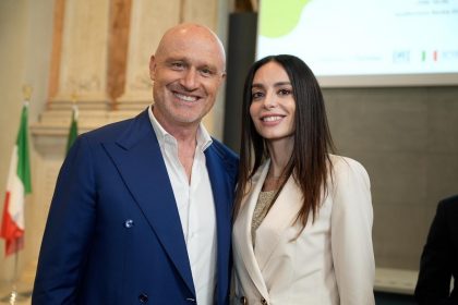 L'assessore regionale al Turismo Debora Massari, a destra, con il testimonial della campagna di promozione di 'Solo in Lombardia'