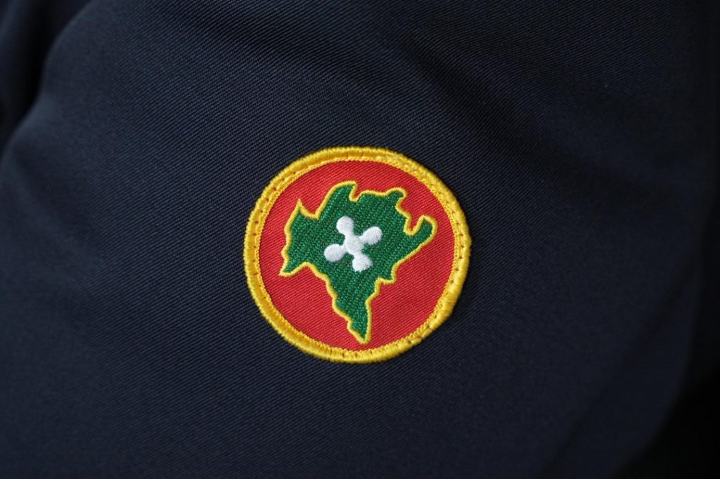 La foto mostra il distintivo della Polizia Locale Lombardia. Immagine utilizzata per volontari Enti del Terzo settore