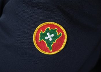 La foto mostra il distintivo della Polizia Locale Lombardia. Immagine utilizzata per volontari Enti del Terzo settore