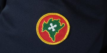La foto mostra il distintivo della Polizia Locale Lombardia. Immagine utilizzata per volontari Enti del Terzo settore