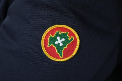 La foto mostra il distintivo della Polizia Locale Lombardia. Immagine utilizzata per volontari Enti del Terzo settore