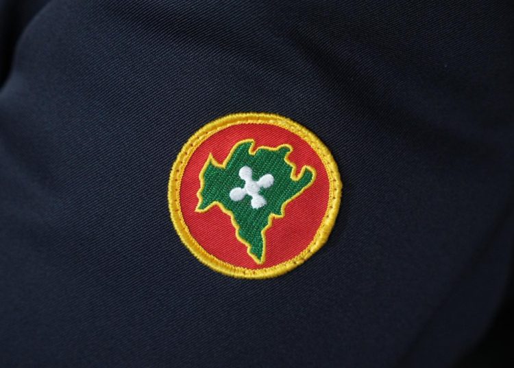 La foto mostra il distintivo della Polizia Locale Lombardia. Immagine utilizzata per volontari Enti del Terzo settore