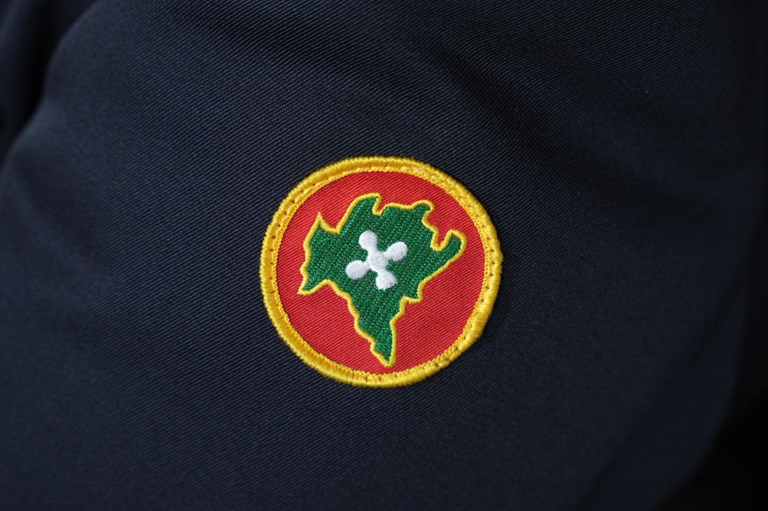 La foto mostra il distintivo della Polizia Locale Lombardia. Immagine utilizzata per volontari Enti del Terzo settore