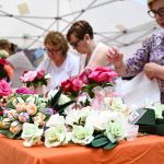 Fiori realizzati a mano Festa di Santa Croce. La foto mostra alcune signore intente nella realizzazione dei tradizionali fiori di carta