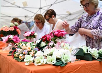 Fiori realizzati a mano per Festa di Santa Croce a Monte Isola (Brescia). La foto mostra alcune signore intente nella realizzazione dei tradizionali fiori di carta, una delle attività organizzate dalle Pro Loco . Regione Lombardia con un bando dal 300.000 euro, sostiene le lorio attività.