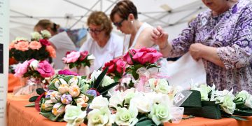 Fiori realizzati a mano per Festa di Santa Croce a Monte Isola (Brescia). La foto mostra alcune signore intente nella realizzazione dei tradizionali fiori di carta, una delle attività organizzate dalle Pro Loco . Regione Lombardia con un bando dal 300.000 euro, sostiene le lorio attività.