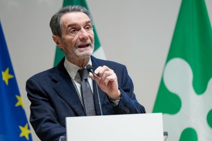 Il presidente di Regione Lombardia Attilio Fontana durante un suo intervento. Immagine utilizzata per intervento Fontana al Meeting di Rimini richiesta meno burocrazia per aumentare competitività aziende lombarde