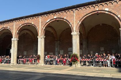 In foto la basilica di Sant’Ambrogio, a Milano, gremita per i funerali di Franco Baresi