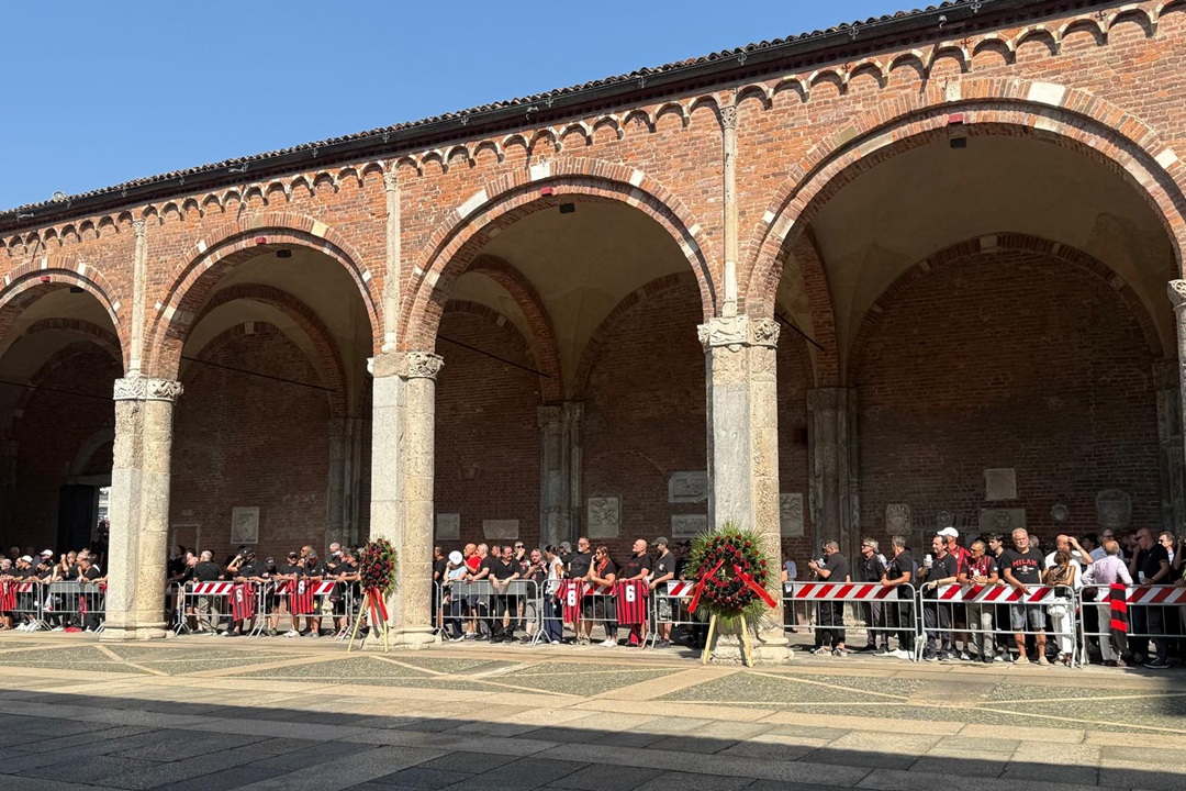 In foto la basilica di Sant’Ambrogio, a Milano, gremita per i funerali di Franco Baresi