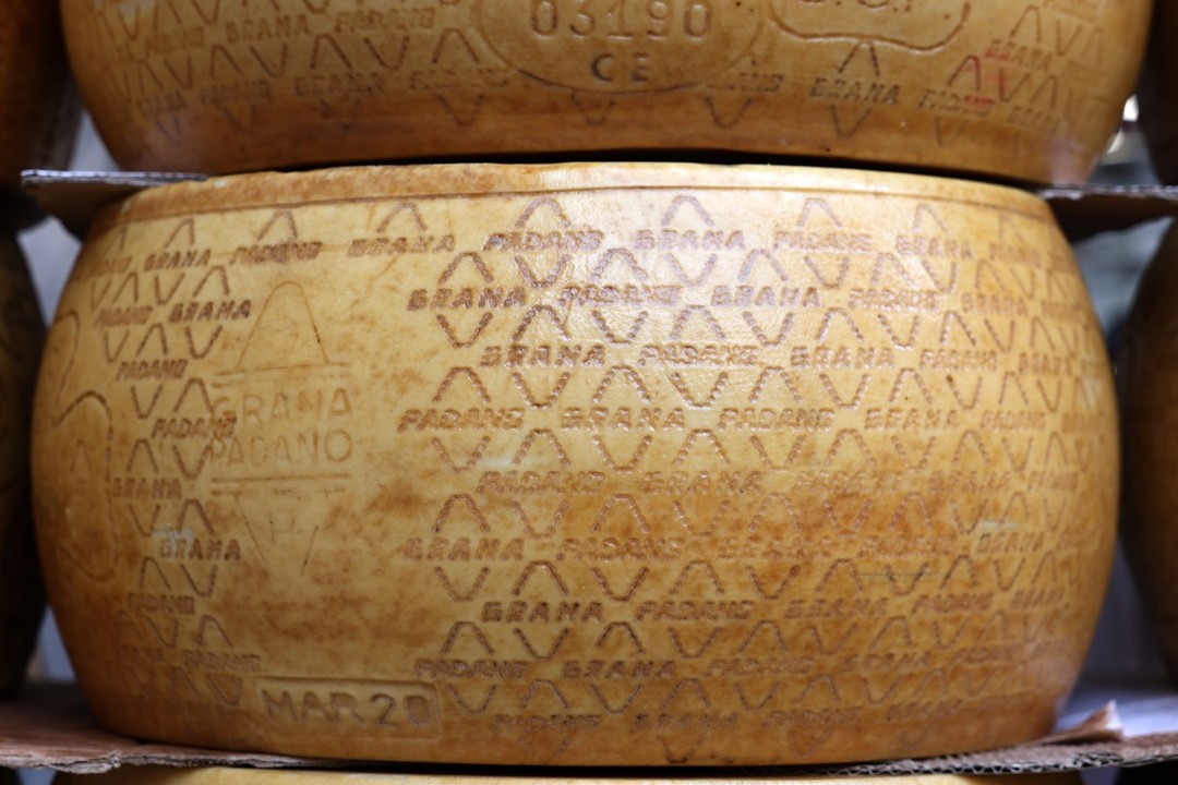 Grana Padano, con Parmigiano Reggiano, una delle Dop che rendono unico il lattiero caseraio della provincia di Mantova (foto wjarek per Shutterstock)