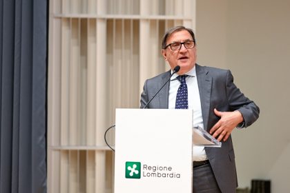 L'assessore Romano La Russa durante un suo intervento. Immagine utilizzata per articolo incendio area boschiva lungo il Ticino.