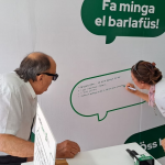 Lumbardialett Sagra delle Sagre. Una ragazza scrive sulla lavagnetta una frase in dialetto