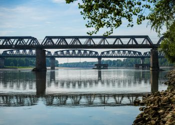 Il nuovo ponte stradale (in foto l'attuale) tra Ostiglia e Revere (Mantova) è un'opera strategica per il territorio, garantisce collegamenti più sicuri ed efficienti.