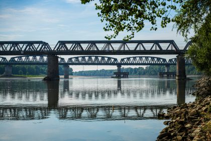 Il nuovo ponte stradale (in foto l'attuale) tra Ostiglia e Revere (Mantova) è un'opera strategica per il territorio, garantisce collegamenti più sicuri ed efficienti.