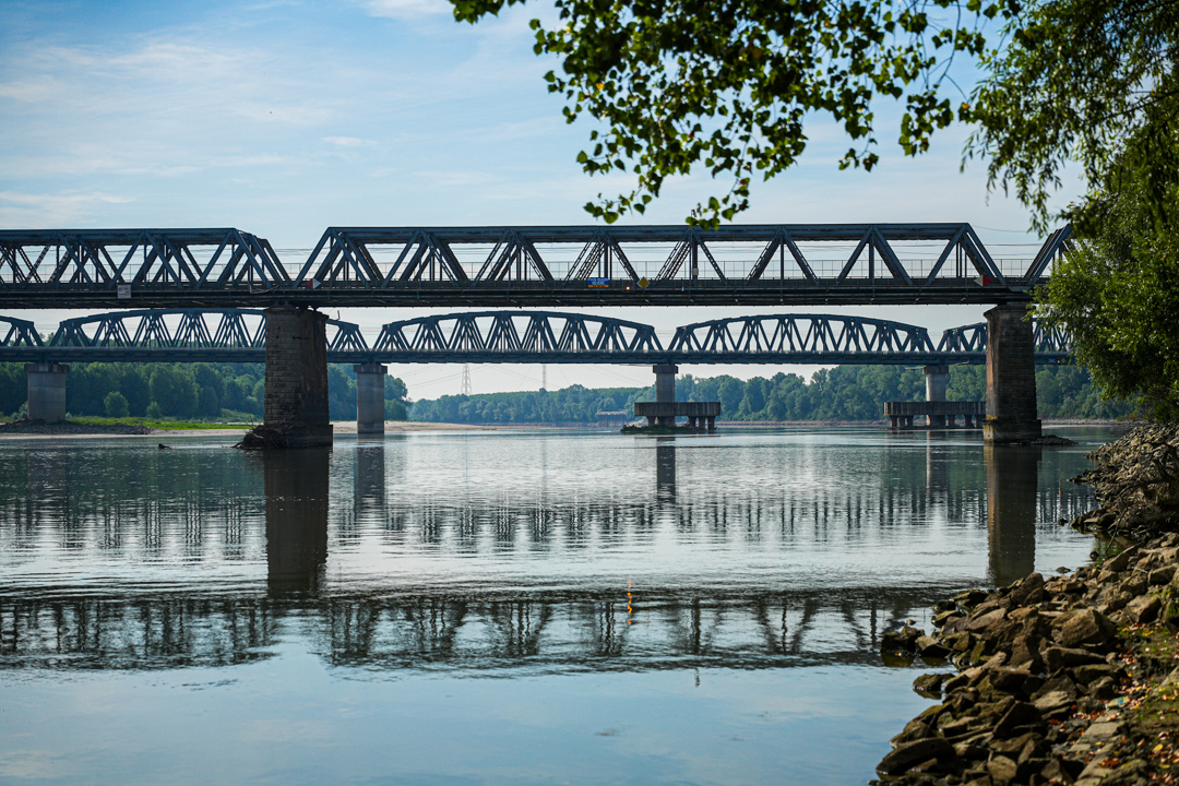 Il nuovo ponte stradale (in foto l'attuale) tra Ostiglia e Revere (Mantova) è un'opera strategica per il territorio, garantisce collegamenti più sicuri ed efficienti.