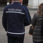 L'immagine mostra un agente della Polizia Locale da dietro, che mostra la scritta sulla divisa. Immagine utilizzata per Volontari Enti terzo settore.
