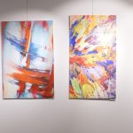 Doppio appuntamento con l'arte a Spazio IsolaSet di Palazzo Lombardia: 2 mostre (in foto quadri degli artisti) dal 4 agosto al 1°settembre Oltre la forma e Spring Summer '26