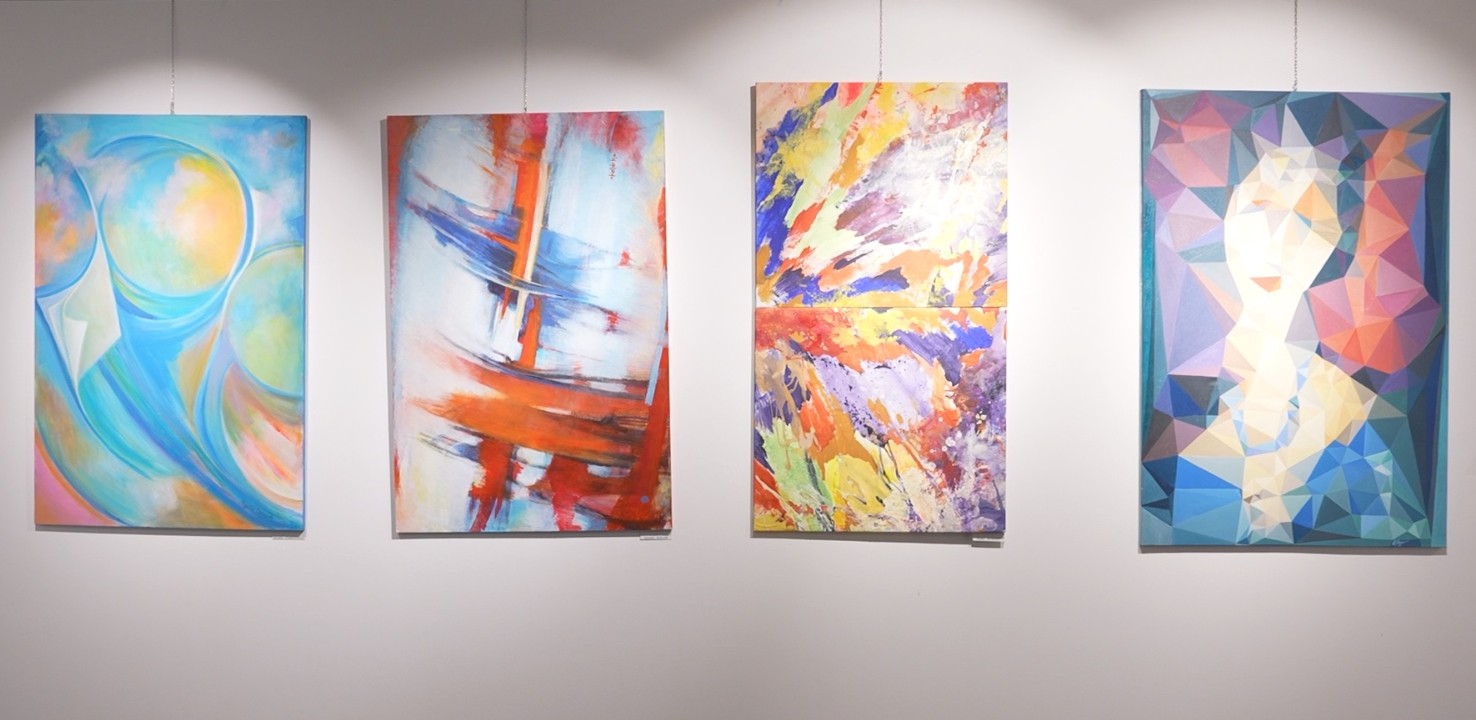 Doppio appuntamento con l'arte a Spazio IsolaSet di Palazzo Lombardia: 2 mostre (in foto quadri degli artisti) dal 4 agosto al 1°settembre Oltre la forma e Spring Summer '26