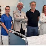 Policlinico di Milano cura un paziente affetto da Malattia Oculare Tiroidea con un farmaco specifico. La foto mostra degli specialisti in reparto con il paziente _Foto Policlinico di Milano