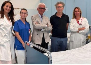 Policlinico di Milano cura un paziente affetto da Malattia Oculare Tiroidea con un farmaco specifico. La foto mostra degli specialisti in reparto con il paziente _Foto Policlinico di Milano