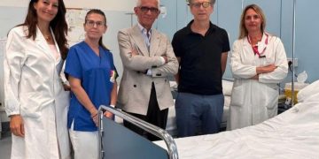 Policlinico di Milano cura un paziente affetto da Malattia Oculare Tiroidea con un farmaco specifico. La foto mostra degli specialisti in reparto con il paziente _Foto Policlinico di Milano