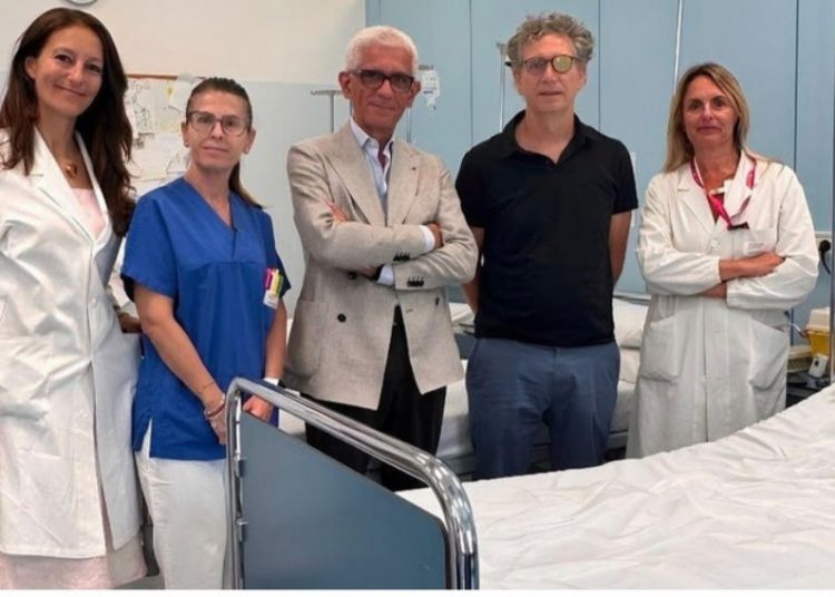 Policlinico di Milano cura un paziente affetto da Malattia Oculare Tiroidea con un farmaco specifico. La foto mostra degli specialisti in reparto con il paziente _Foto Policlinico di Milano