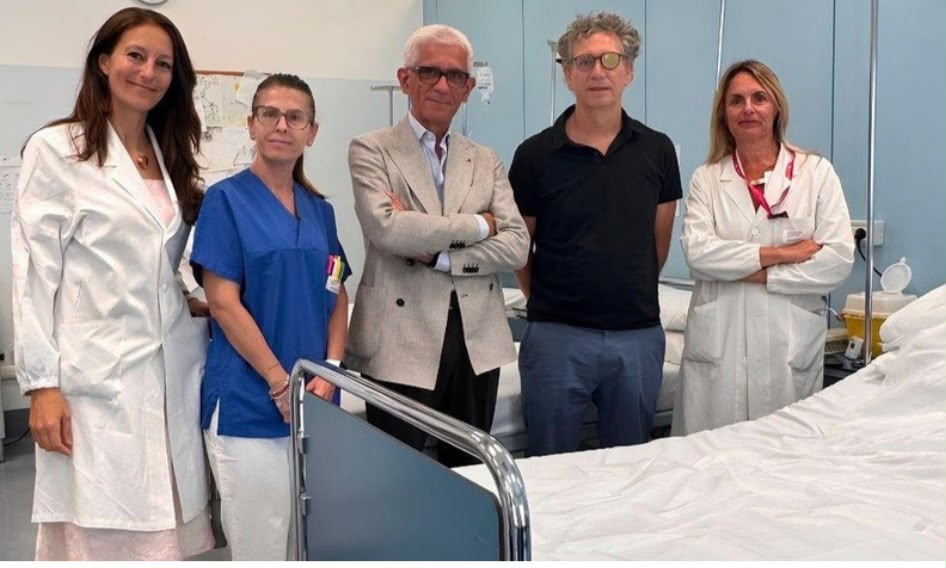 Policlinico di Milano cura un paziente affetto da Malattia Oculare Tiroidea con un farmaco specifico. La foto mostra degli specialisti in reparto con il paziente _Foto Policlinico di Milano