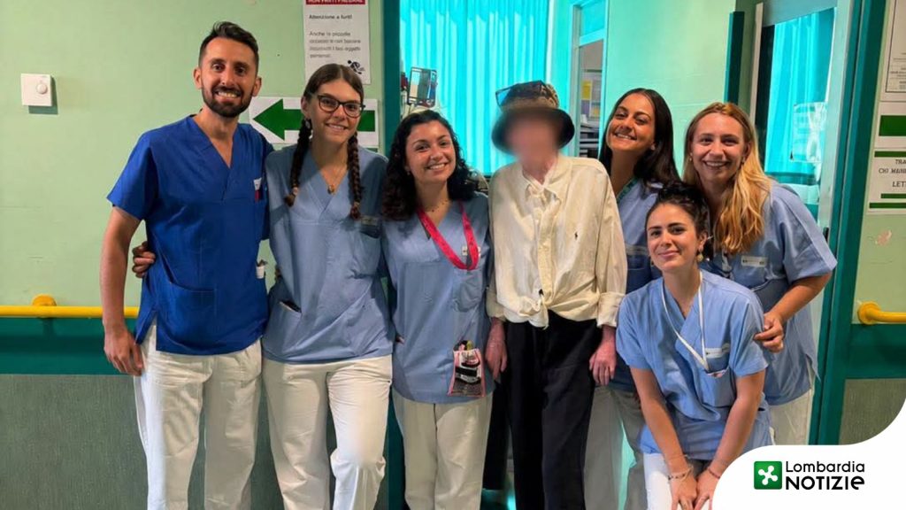 Francesca la ragazza che si è salvata dall'incendio di Crans Montana in una foto con medici e infermieri prima della dimissione dall'ospedale