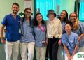 Francesca la ragazza che si è salvata dall'incendio di Crans Montana in una foto con medici e infermieri prima della dimissione dall'ospedale