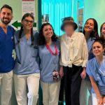Francesca la ragazza che si è salvata dall'incendio di Crans Montana in una foto con medici e infermieri prima della dimissione dall'ospedale